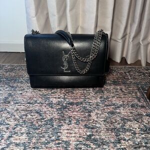 YSL SUNSET MEDIUM IN SMOOTH LEATHER NOIR - Silver chain